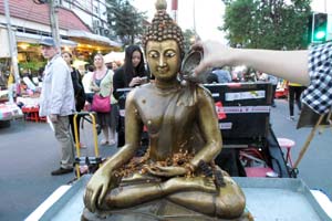 仏像に水をかける２