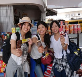 シャンバラ祭り　女性３人